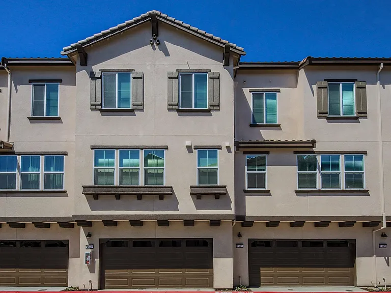 1579 Pratt Pl — Photo 2