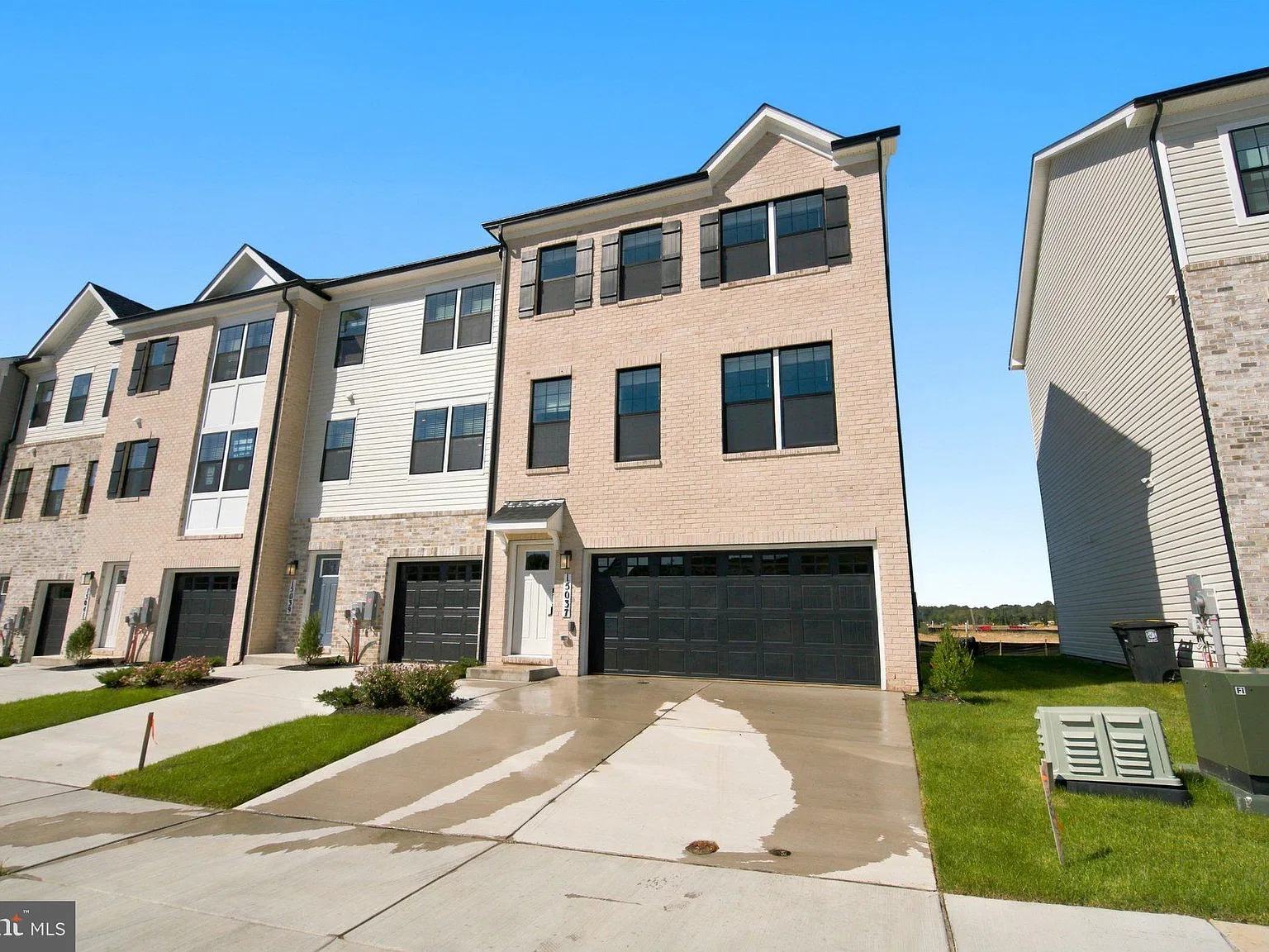 3 bed, 3.5 bath, 2208 sqft, $3,395 — Photo 3