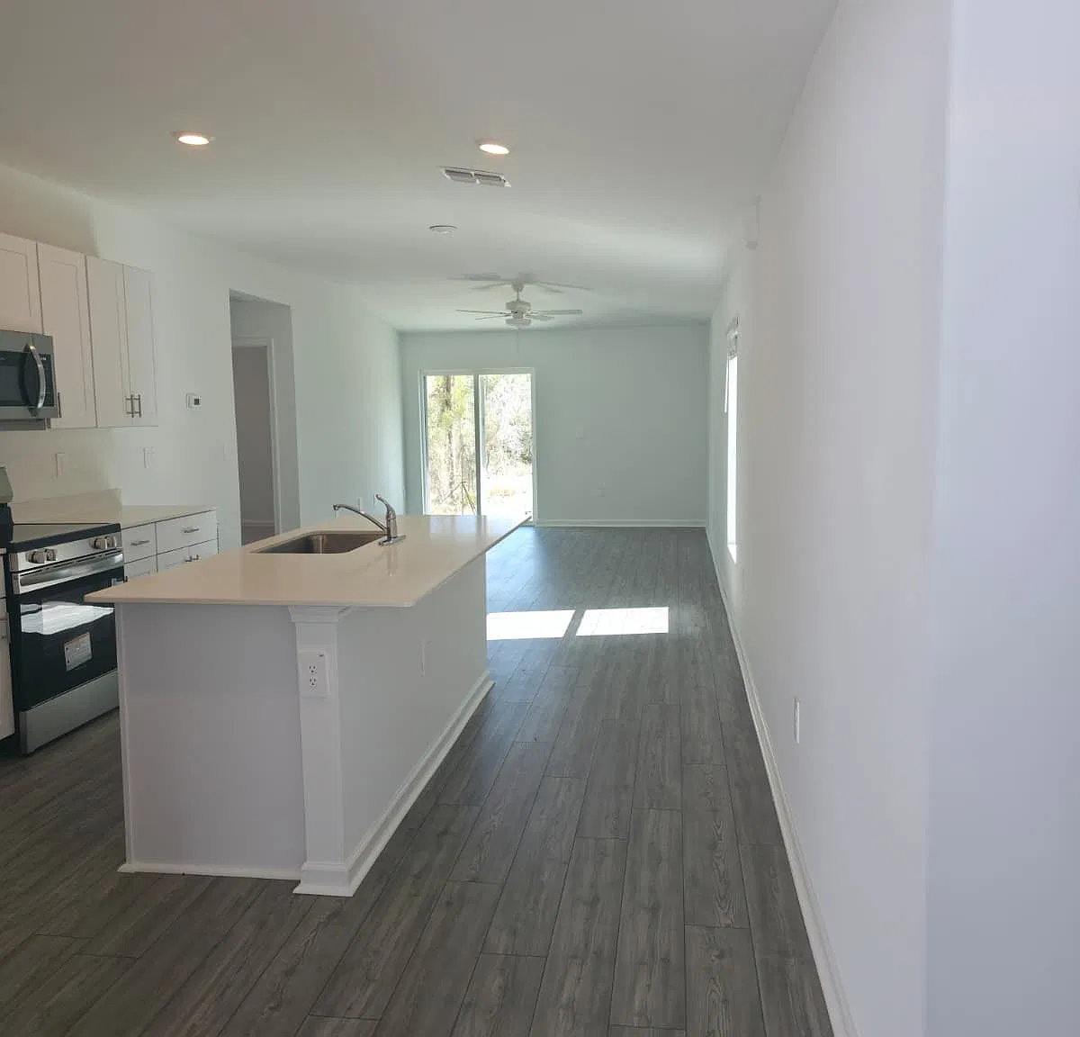 3 bed, 1323 sqft, $1,895 — Photo 2