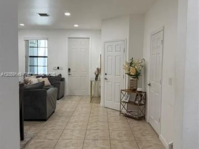 11302 NW 88th Ter #Townhouse 11302 — Photo 6
