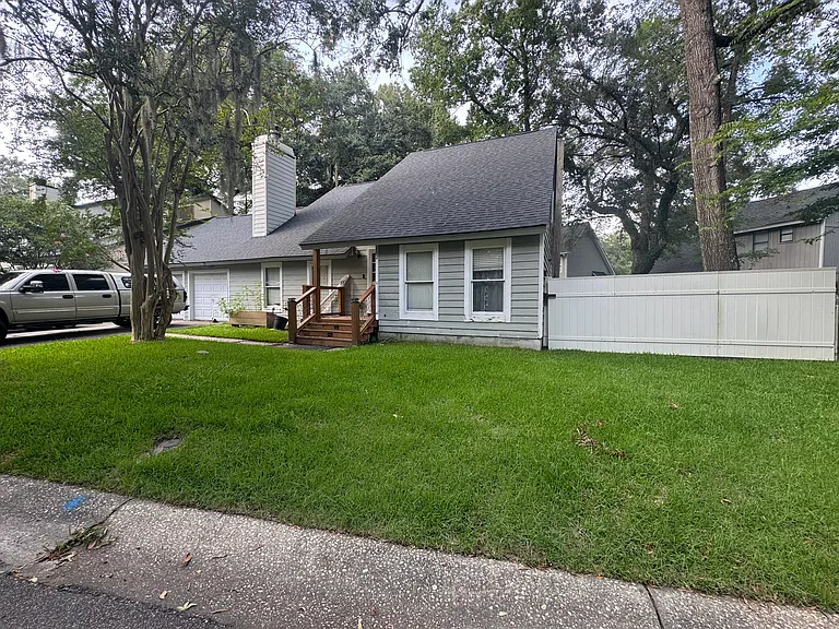 102 Weatherbark Cir — Photo 1