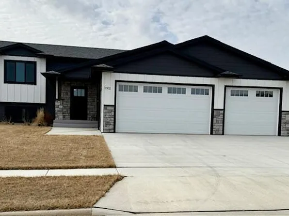 2302 S Lawson St, Aberdeen, SD 57401