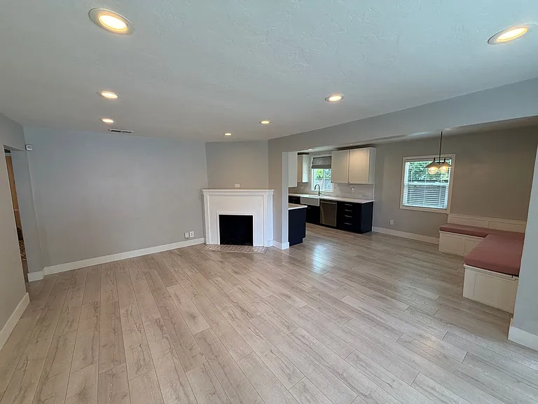 518 Fremont Way — Photo 3