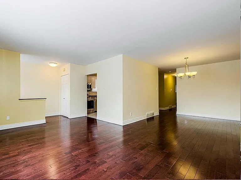 90 Billington Cres #2 — Photo 5