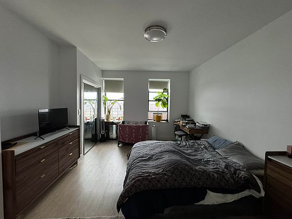 5th image of 1035 Washington Ave APT 6S
