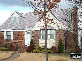 49 Molyneaux Rd, Valley Stream, NY 11580