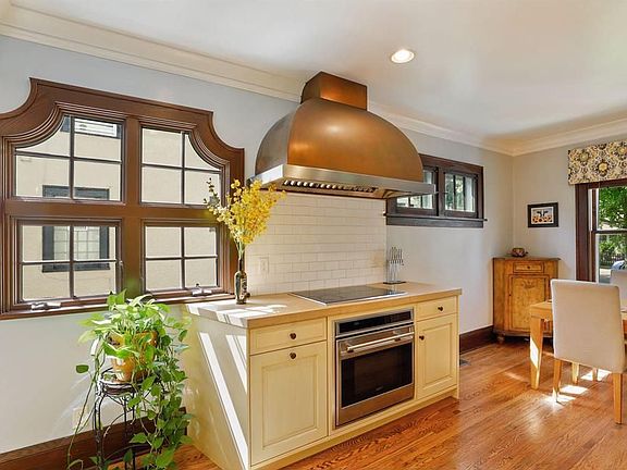 5th image of 1748 Saint Clair Ave