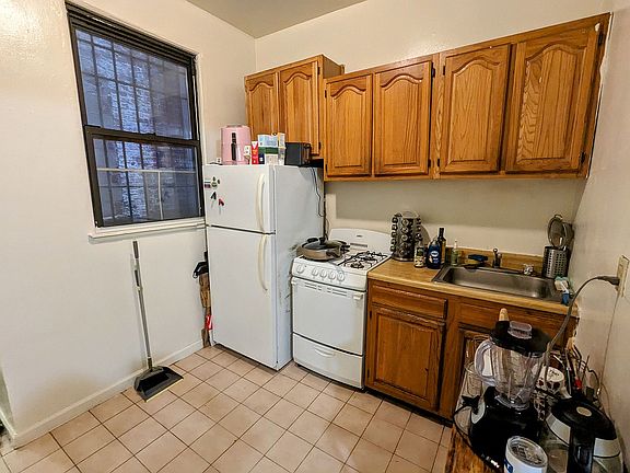 3rd image of 174 W 81st St APT 2C