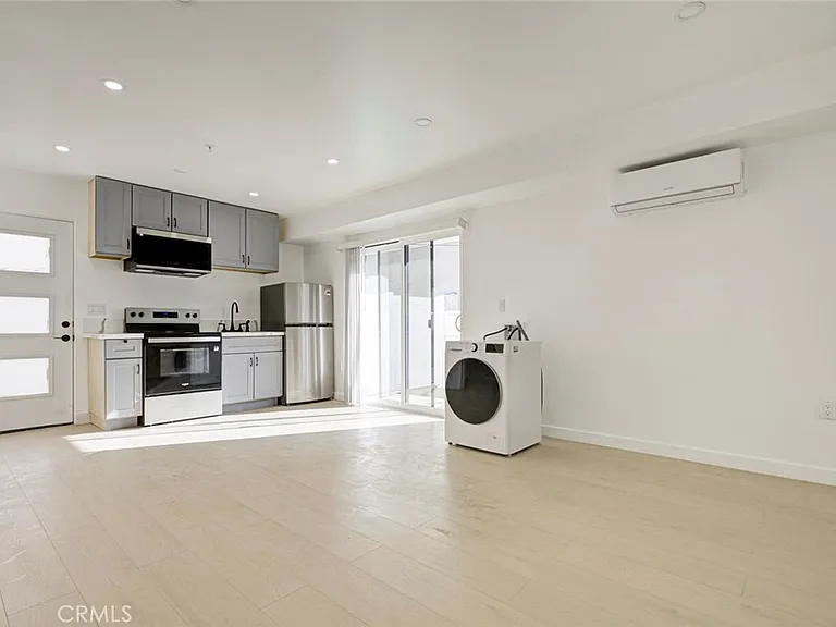 5654 1/2 Cartwright Ave #5654 — Photo 2