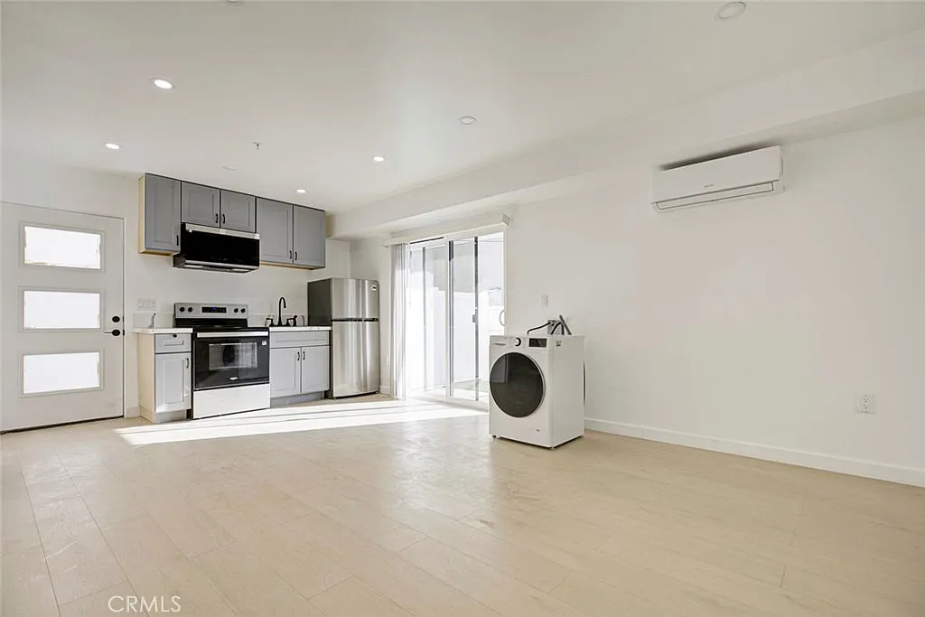 Building Photo - 5654 1/2 Cartwright Ave #5654