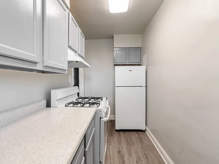 Bedford and Victoria Station Apartments — Photo 12