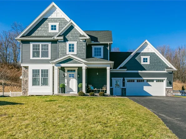 3271 Tanaberry Cir, Macedon, NY 14502