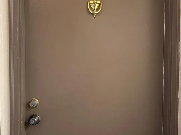 900 Perrie Dr Unit 104, Elk Grove Village, IL 60007