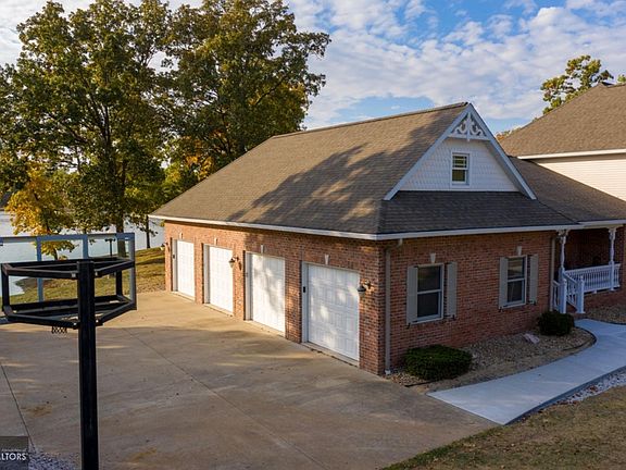 3rd image of 3170 Forest Lake Ln