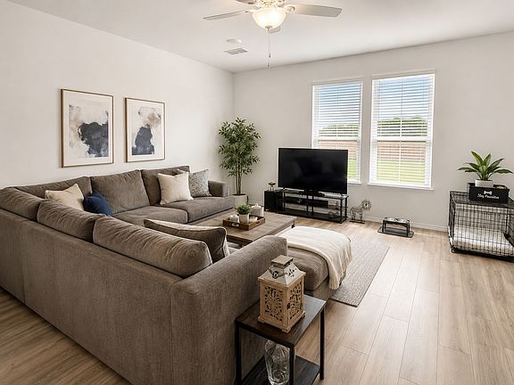 4th image of 809 Marigold St