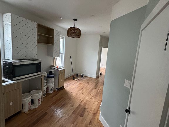 4th image of 239 Halladay St APT 3L