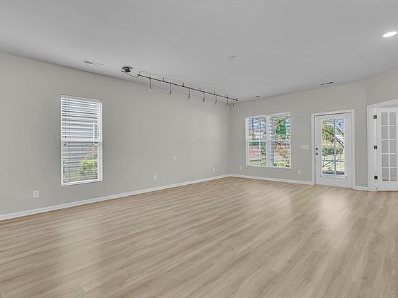 4th image of 407 Waterlily Way