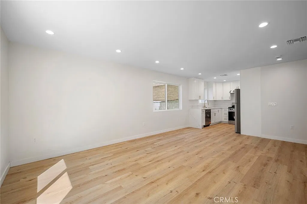 2 bed, 1000 sqft, $3,300 — Photo 4