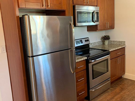 3rd image of 945 Castlewood Dr APT 3