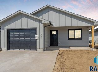 6724 E Heartgold St, Sioux Falls, SD 57110