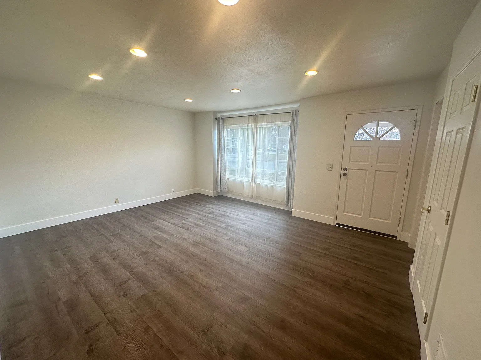 3 bed, 1287 sqft, $4,150 — Photo 2