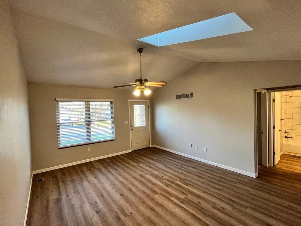 878 Lester Ave #880