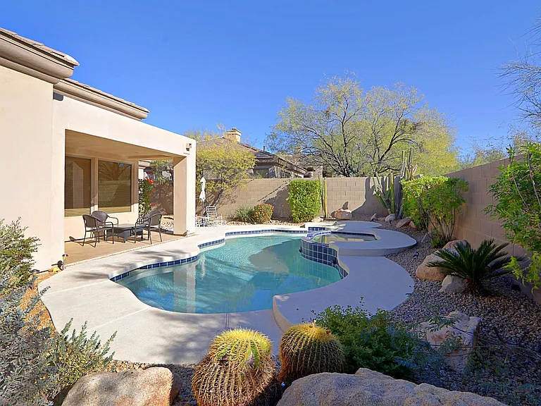6803 E Eagle Feather Rd — Photo 32