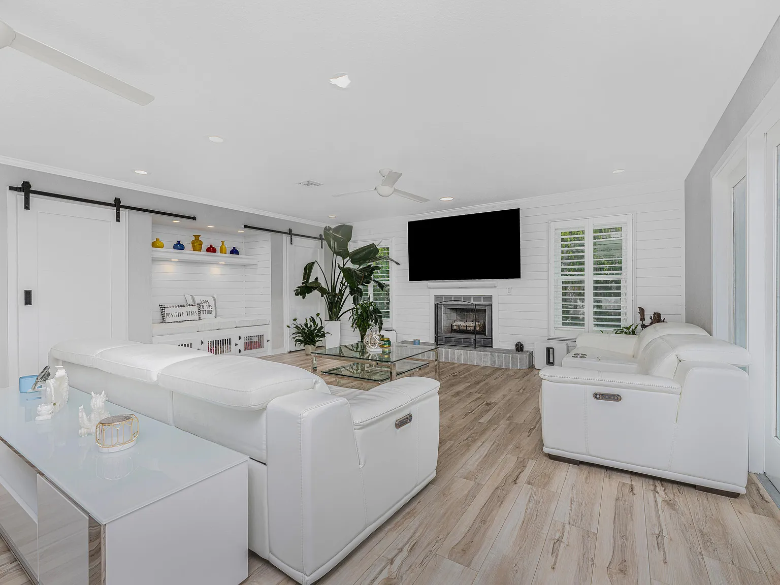4 bed, 4.0 bath, 3285 sqft, $9,500 — Photo 4