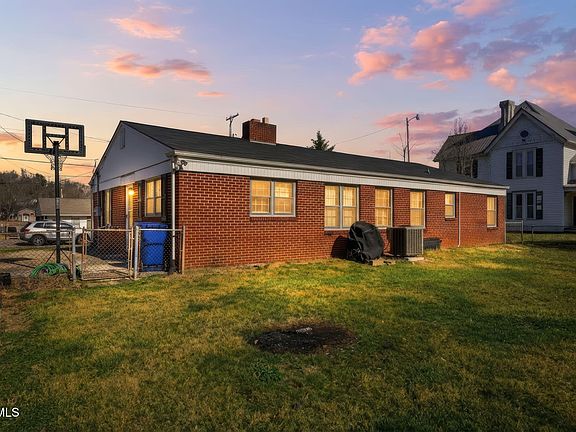 3rd image of 213 Manville Rd