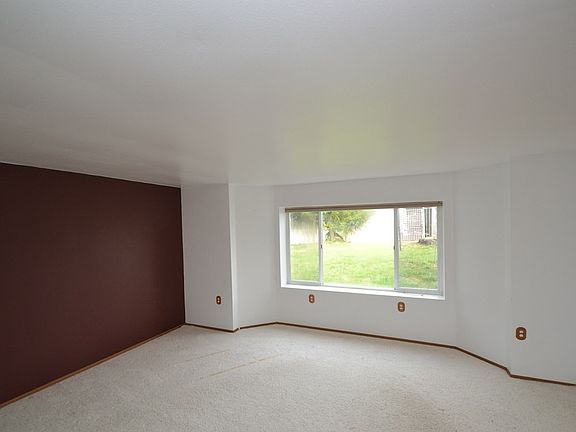 3rd image of 395 Sunset Dr