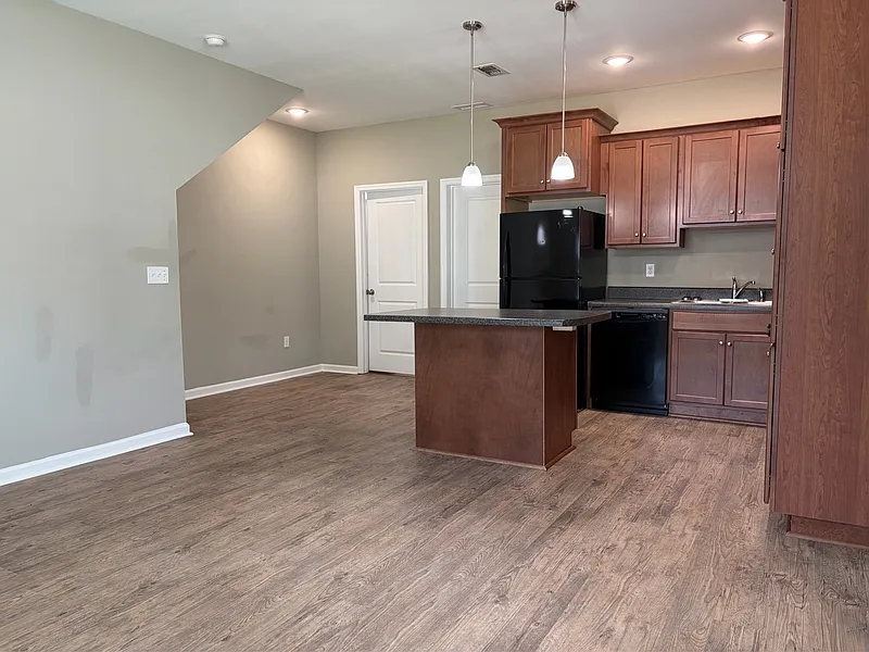3 bed, 3.0 bath, 1306 sqft, $1,600 — Photo 2