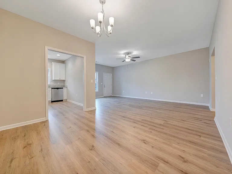 773 Holland Loop — Photo 4