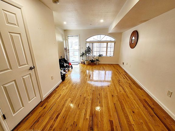 3rd image of 24 Tessa Ct #1