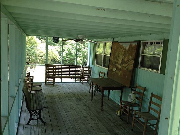 Screened Porch with Lake breezes