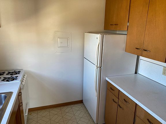 2nd image of 324 E 7th St Unit 3