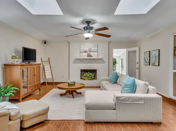 6824 Greenacres Dr, North Richland Hills, TX 76182