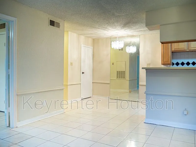 2 bed, 1.0 bath, 796 sqft, $800 — Photo 4