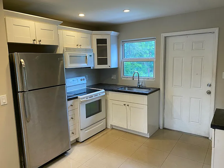 638 SW 7th Ave — Photo 3