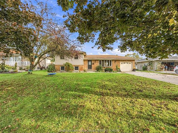 4th image of 582 Sandra Cres