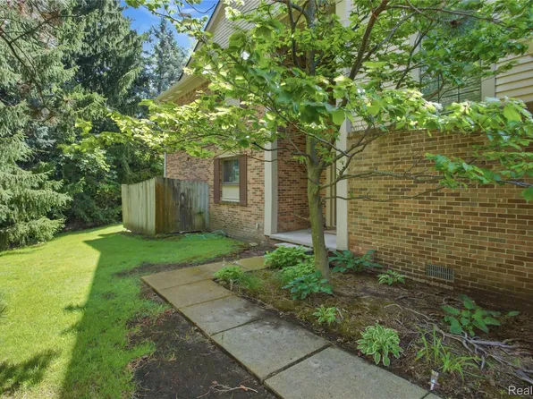 37091 Kirkshire Ct, Farmington, MI 48331