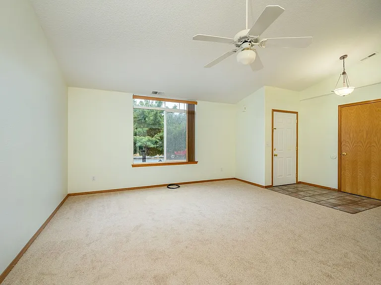 357 NE Faulconer Ct — Photo 4