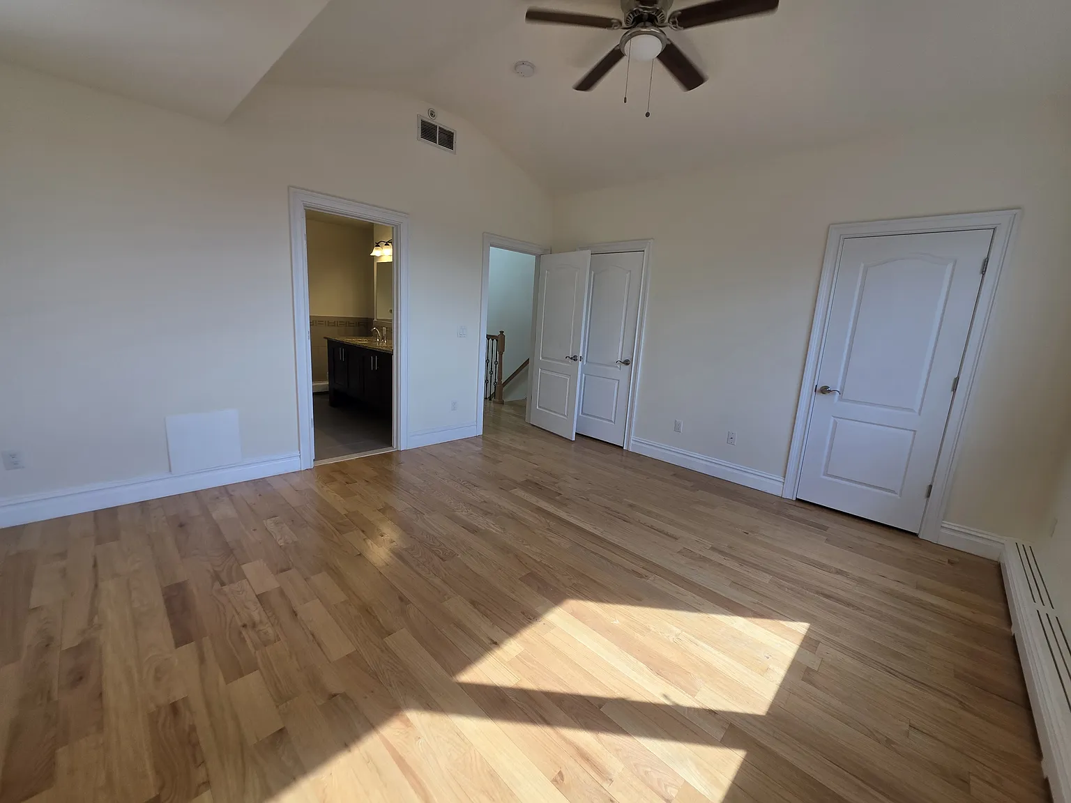 4 bed, 4.5 bath, 4000 sqft, $5,600 — Photo 3
