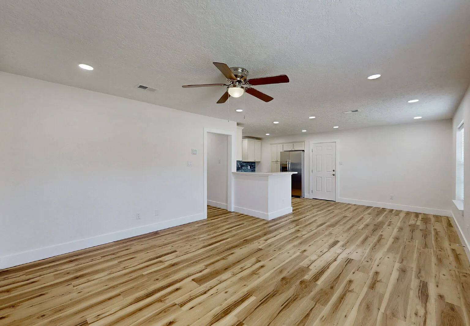 3 bed, 2.0 bath, 1144 sqft, $1,900 — Photo 4