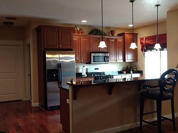 KITCHEN & BREAKFAST BAR