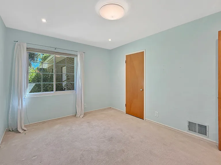 950 Olive St — Photo 35