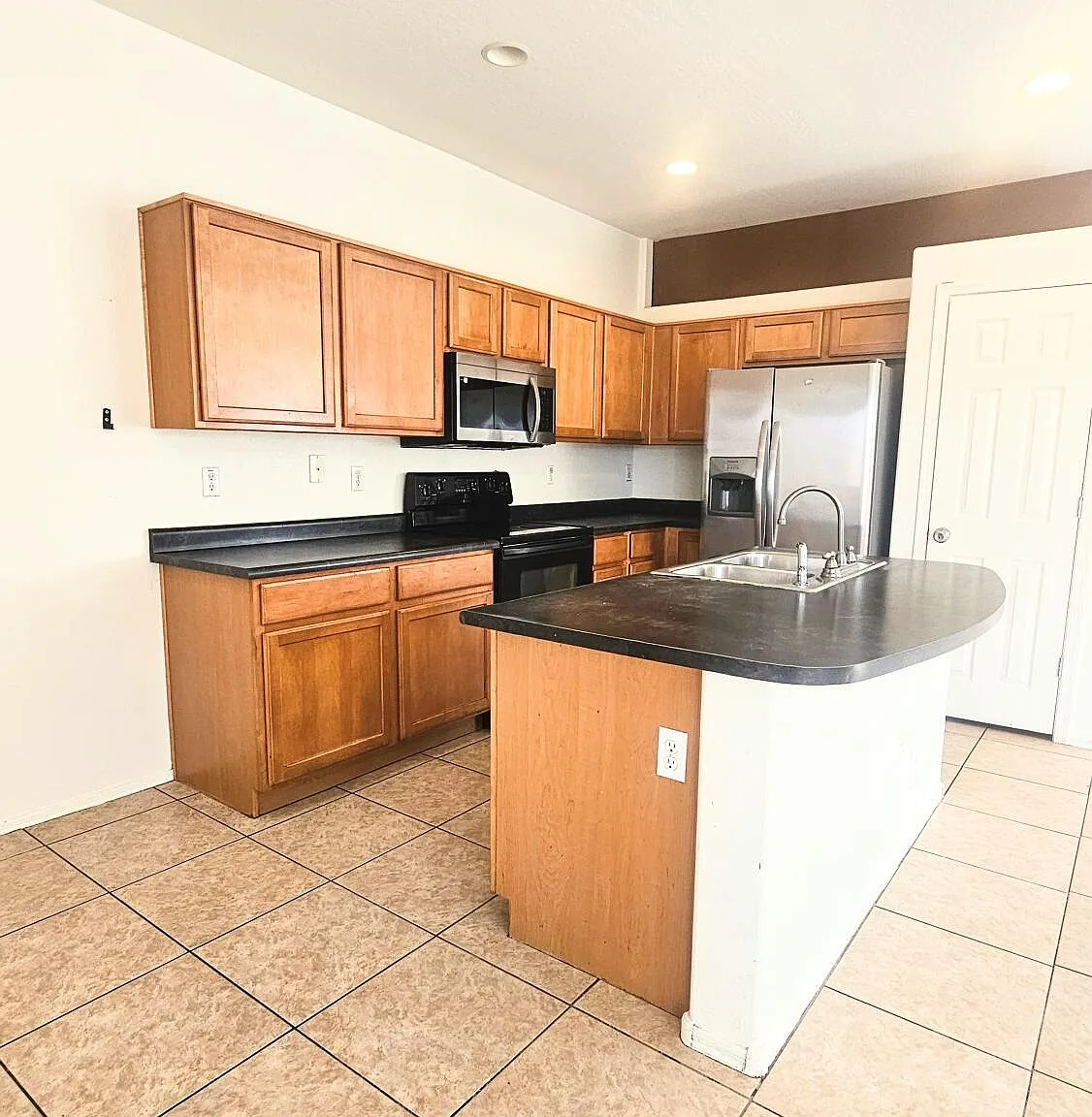 4 bed, 2.0 bath, 1809 sqft, $2,500 — Photo 3