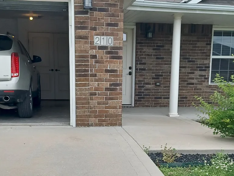 210 NW Michael Dr — Photo 3