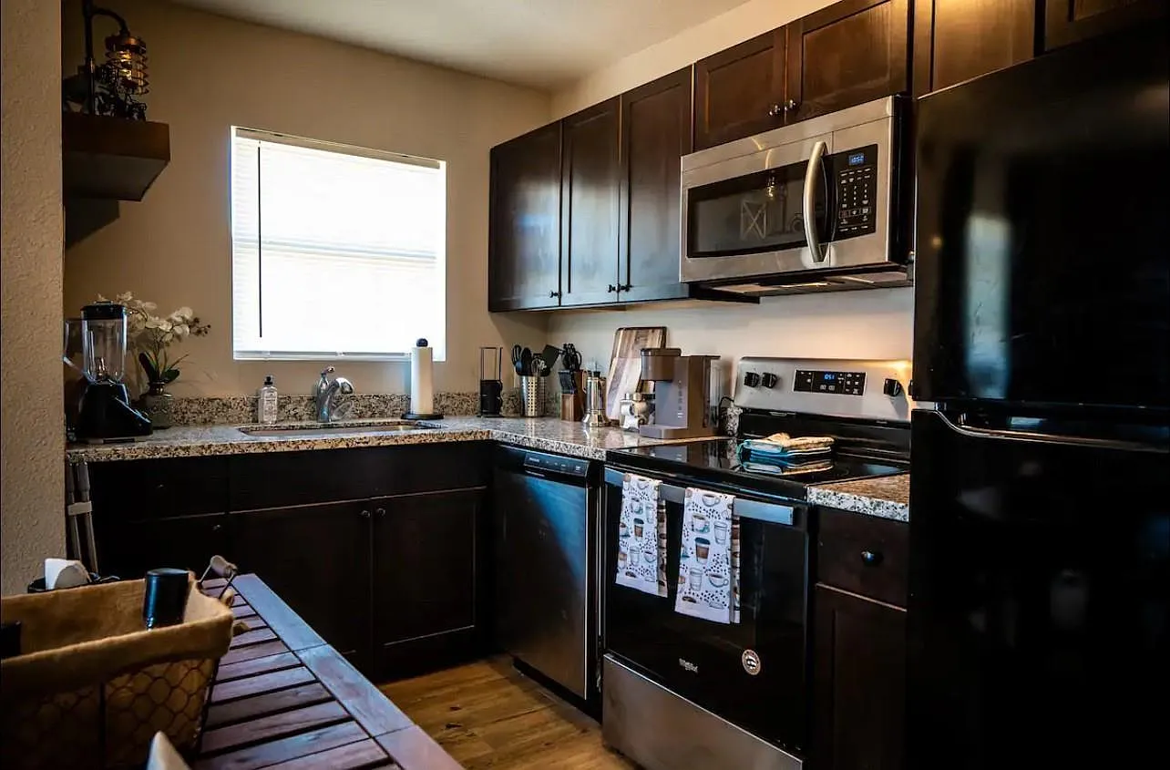 2 bed, 1.0 bath, 650 sqft, $800 — Photo 2