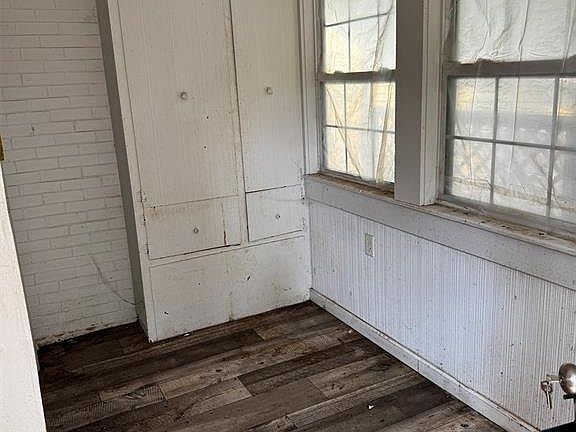 5th image of 842 Vine St