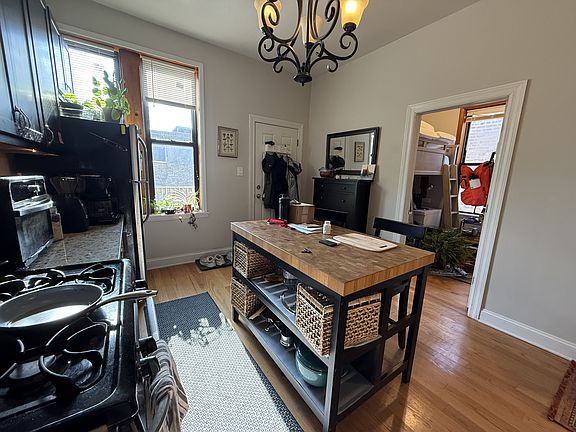 2nd image of 906 N Damen Ave #3R